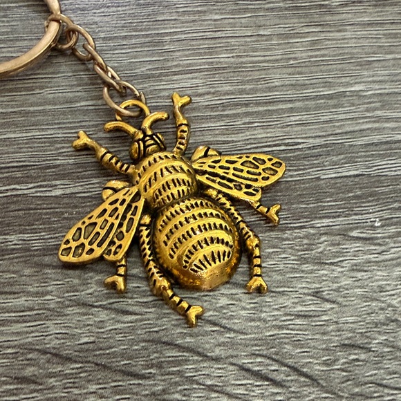 Golden Bee Keychain - Picture 4 of 4